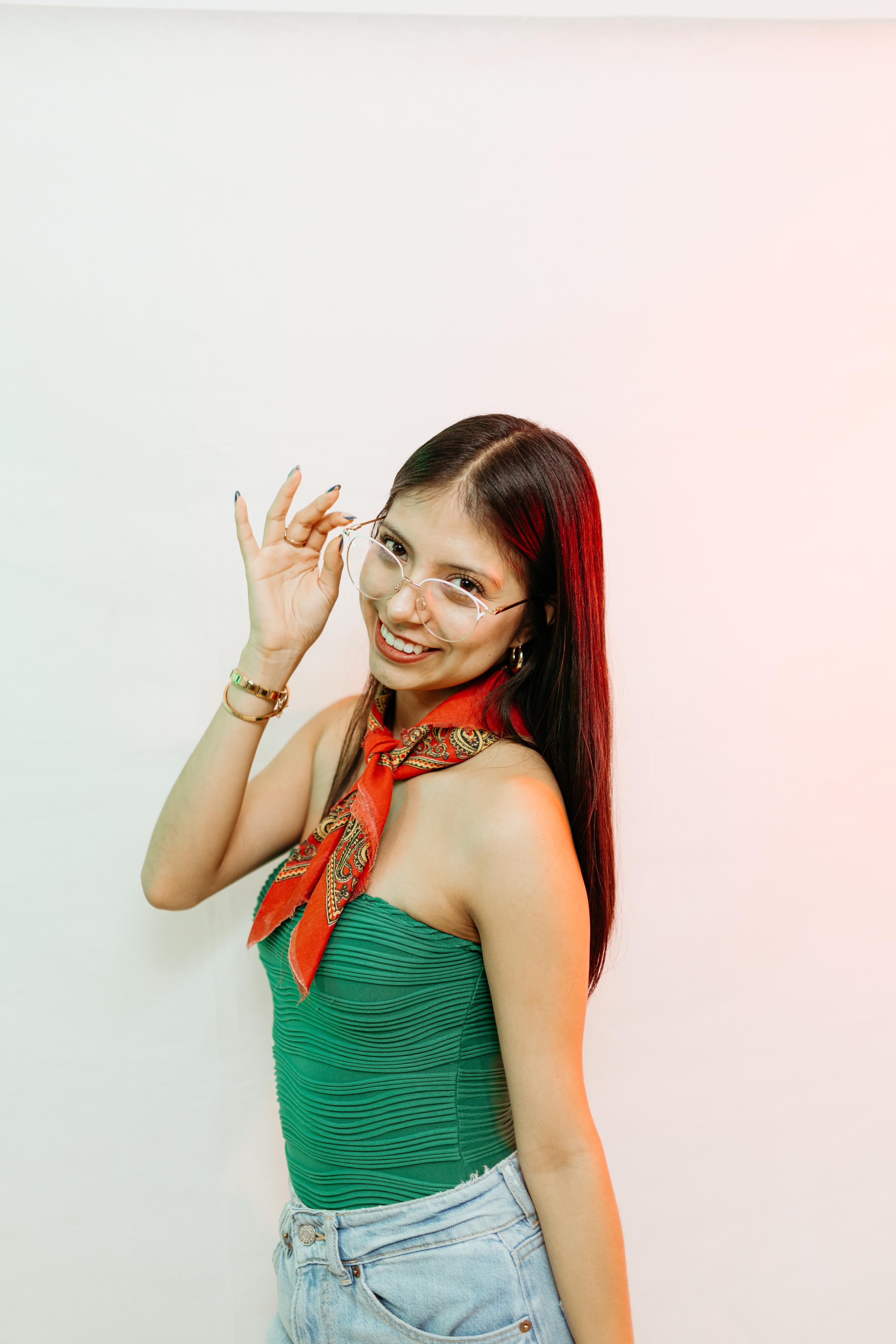 Citlali Martinez promocionando restaurante en sesión comercial para redes